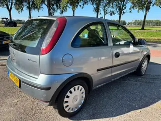 Foto 13 van Opel Corsa 1.2-16V Rhythm