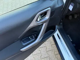 Foto 13 van Peugeot 2008 1.2 PureTech Style NIEUWE DISTRUBITIE! / Airco / Navi / Cruise Control / Bluetooth / LM