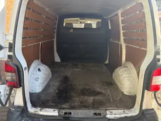 Foto 17 van VOLKSWAGEN TRANSPORTER 2.0 TDI L1H1 T800BA. AIRCO,TH,KAMERA GOED ONDERHOUDEN