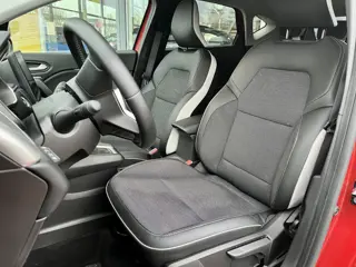 Foto 12 van Renault Captur 1.6 E-Tech Plug-In Hybrid 160 Intens | Trekhaak Afn. | All Seasons | Adaptive cruise