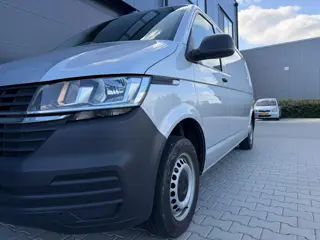 Foto 19 van Volkswagen Transporter 2.0 TDI L2H1 28 / 150 PK / ACC / CLIMA / CARPLAY / werkplaatsinrichting