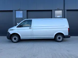 Foto 18 van Volkswagen Transporter 2.0 TDI L2H1 28 / 150 PK / ACC / CLIMA / CARPLAY / werkplaatsinrichting