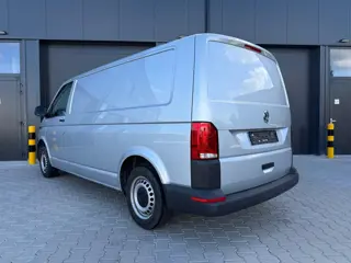 Foto 15 van Volkswagen Transporter 2.0 TDI L2H1 28 / 150 PK / ACC / CLIMA / CARPLAY / werkplaatsinrichting
