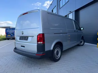 Foto 14 van Volkswagen Transporter 2.0 TDI L2H1 28 / 150 PK / ACC / CLIMA / CARPLAY / werkplaatsinrichting