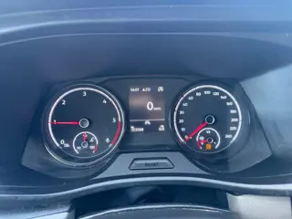 Foto 13 van Volkswagen Transporter 2.0 TDI L2H1 28 / 150 PK / ACC / CLIMA / CARPLAY / werkplaatsinrichting