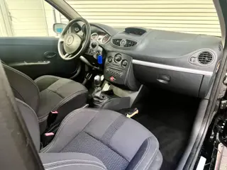 Foto 14 van Renault Clio III RS 2.0-16V 200 CUP Rijklaarprijs!