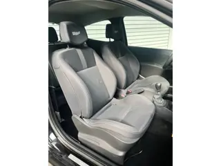 Foto 13 van Renault Clio III RS 2.0-16V 200 CUP Rijklaarprijs!
