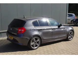 Foto 15 van BMW 1-serie 120i LEDER/NAVI