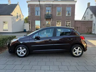 Peugeot 207 1.4 Acces Lite 5 DEURS AIRCO ZEER MOOI APARTE KLEUR MET