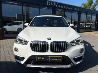 Foto 16 van BMW X1 SDrive20i Centennial High Executive, Panorama dak