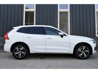 Foto 15 van Volvo XC60 2.0 T6 AWD R-Design Rijklaarprijs-Garantie Panorama dak Trekhaak Apple/Android Led Camera