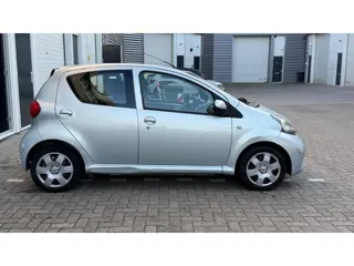 Foto 15 van Toyota Aygo 1.0 5Deurs - Airco - Centraal vergrendeling -