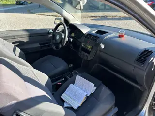 Foto 11 van Volkswagen Polo MET CRUISE CONT, AIRCO & JAAR APK!