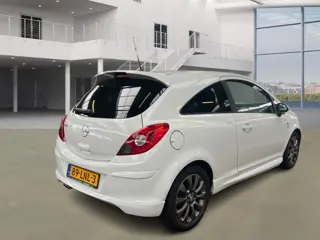 Foto 14 van Opel Corsa 1.4-16V '111' Edition/ VELGEN