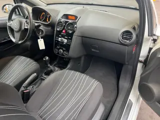 Foto 17 van Opel Corsa 1.4-16V '111' Edition/ VELGEN