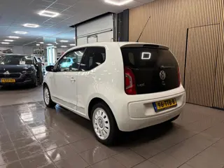 Foto 19 van Volkswagen Up! 1.0 high up! BlueMotion * Airco / Stoelverwarming / Leder / LM Velgen / NL Auto *