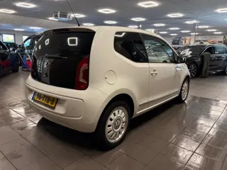 Foto 15 van Volkswagen Up! 1.0 high up! BlueMotion * Airco / Stoelverwarming / Leder / LM Velgen / NL Auto *