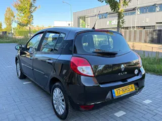 Foto 18 van Renault Clio 1.2 Collection 5-DEURS (bj 2010) Nieuwe distributie|Airco|Lmv|