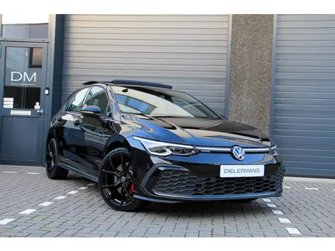 Volkswagen Golf 1.4 eHybrid GTE | Pano | IQ | 19" Estoril | Black on Black | Elektrische trekhaak | 