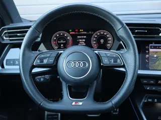 Foto 15 van Audi A3 Sportback 35 TFSI S edition | Pano | Sportstoelen en stuur | Camera