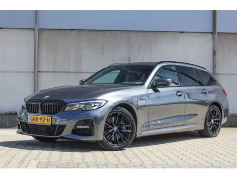 BMW 3-serie Touring 330e xDrive High Executive - trekhaak - H&K - 360 camera - SOH 89%