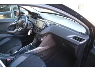 Foto 14 van Peugeot 2008 1.2 PureTech Blue Lion Automaat Airco Navi Carplay Trekhaak Zeer mooi