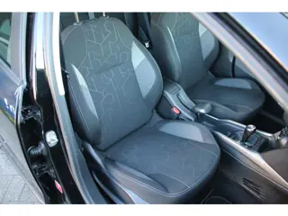Foto 13 van Peugeot 2008 1.2 PureTech Blue Lion Automaat Airco Navi Carplay Trekhaak Zeer mooi