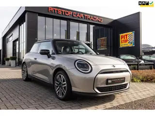 Mini 3-Deurs Cooper E Classic S 40.7 kWh, NL Auto, Stuurverwarming, SOH 96%, LED!