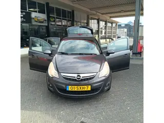 Foto 16 van Opel Corsa 1.2-16V Cosmo