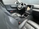 Foto 25 van Volvo XC40 2.0 B4 Plus Dark 360 camera / Harman Kardon/ 2 elektrische stoelen / intellisafe / climat