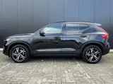 Foto 27 van Volvo XC40 2.0 B4 Plus Dark 360 camera / Harman Kardon/ 2 elektrische stoelen / intellisafe / climat