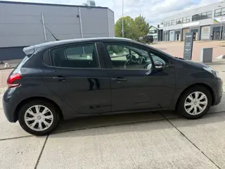 Foto 19 van Peugeot 208 1.2 PureTech Blue Lion Scherm AIRCO APK 2027 5DR