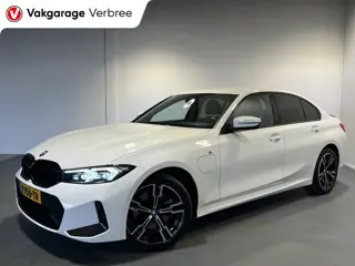 BMW 3-serie 320e | Navigatie/Android/Apple Carplay | M-Pakket | Sfeerverlichting | LM Velgen | Cruis