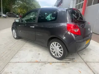 Foto 14 van Renault Clio 1.4-16V Dynamique CarPlay