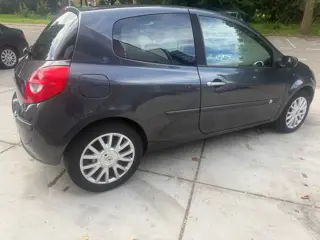 Foto 15 van Renault Clio 1.4-16V Dynamique CarPlay