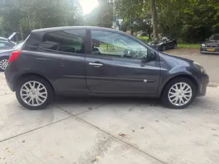 Foto 17 van Renault Clio 1.4-16V Dynamique CarPlay