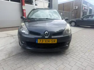 Foto 18 van Renault Clio 1.4-16V Dynamique CarPlay