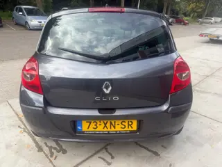 Foto 19 van Renault Clio 1.4-16V Dynamique CarPlay