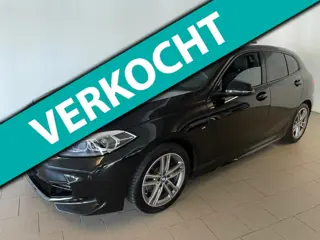 BMW 1-serie 118i Business Edition AUTOMAAT AIRCO NAVI CRUISE BLUETOOTH ELEK RAMEN CENT VERG TREKHAAK