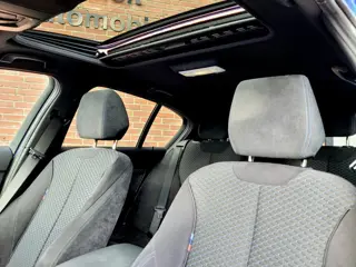 Foto 14 van BMW 1-serie 118i M-Sport, Schuifdak, HiFi (NL-auto NAP)