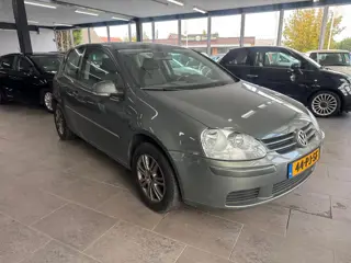 Foto 14 van Volkswagen Golf 1.6 FSI Trendline navigatie lm-velgen elektrische pakket cruise controle