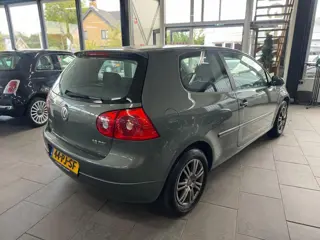 Foto 16 van Volkswagen Golf 1.6 FSI Trendline navigatie lm-velgen elektrische pakket cruise controle
