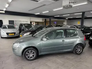 Foto 19 van Volkswagen Golf 1.6 FSI Trendline navigatie lm-velgen elektrische pakket cruise controle