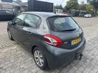 Foto 10 van Peugeot 208 1.6 e-HDi Active (bj 2013)