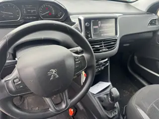 Foto 11 van Peugeot 208 1.6 e-HDi Active (bj 2013)