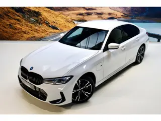 Foto 18 van BMW 3-serie 320e M Sport|Leder|Ambient|NL