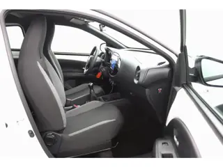 Foto 20 van Toyota Aygo X 1.0 VVT-i MT Play | Adaptieve Cruise Control | Achteruitrijcamera | Apple Carplay | An