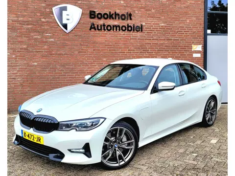 BMW 3-serie 330e Sport Line 292PK, M-stuur, HIFI, 19" M-velgen breedset (1e eig. NL NAP)