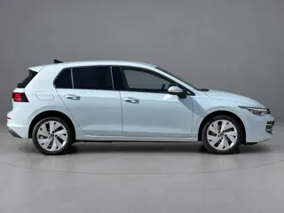 Foto 15 van Volkswagen Golf 1.5 eHybrid Life Edition | keyless | camera | dodehoek |