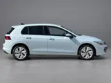 Foto 25 van Volkswagen Golf 1.5 eHybrid Life Edition | keyless | camera | dodehoek |